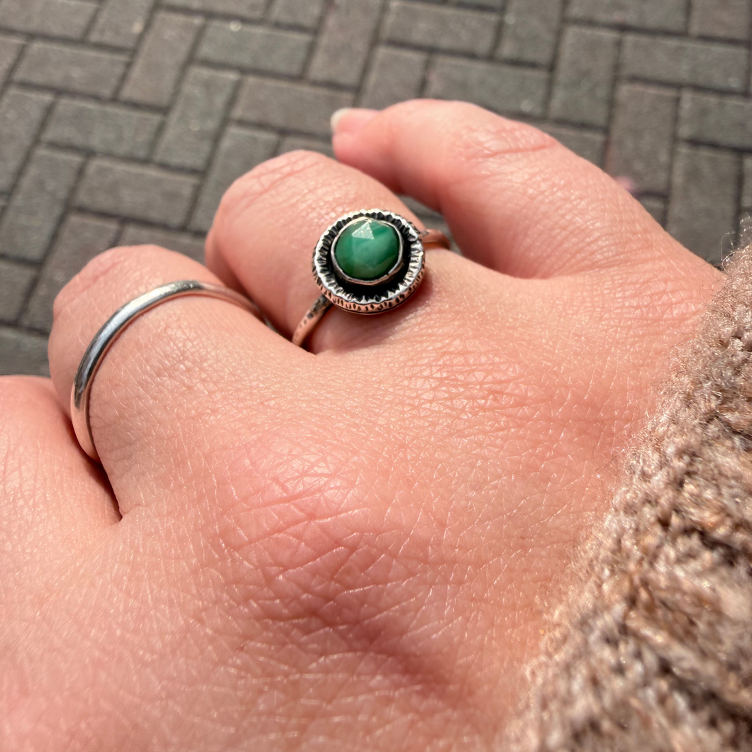 Sterling Silver Textured Ring – Natural Emerald (6mm)