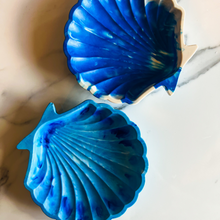 Load image into Gallery viewer, Jesmonite Shell- Blue and White
